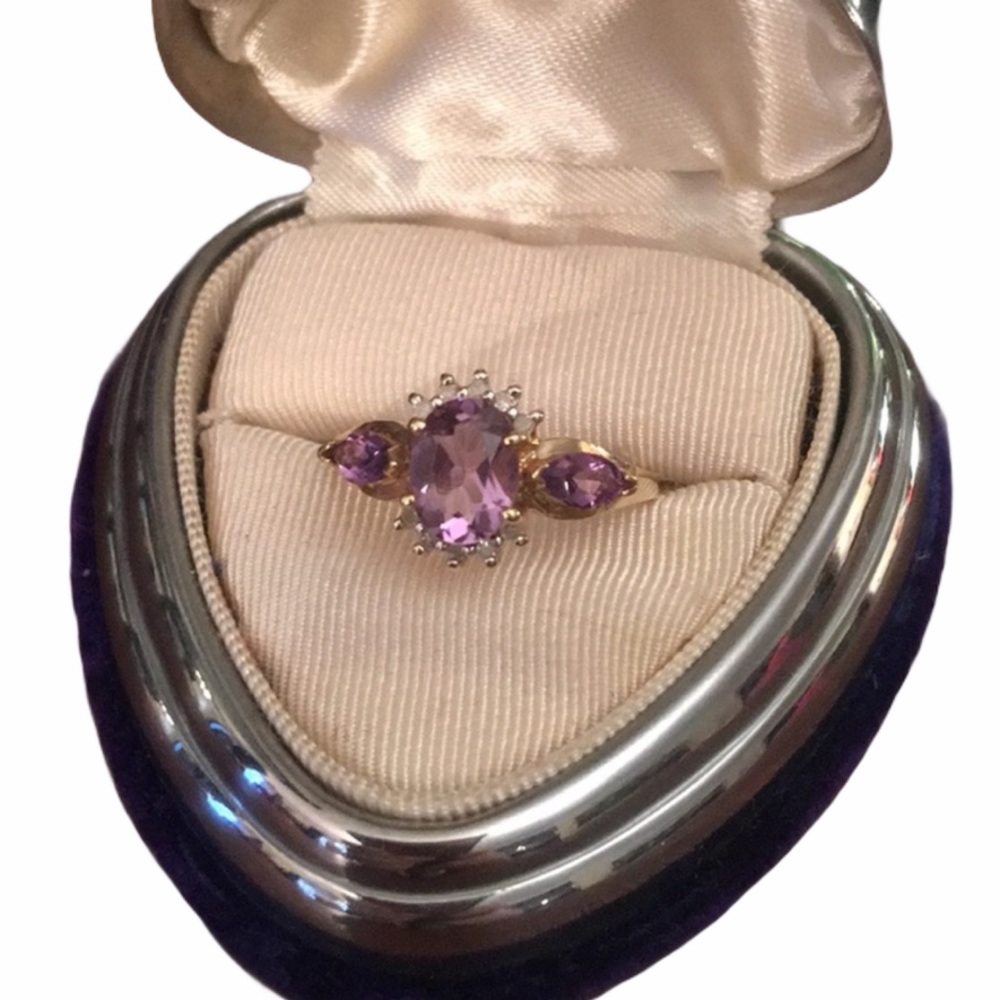 10k Gold Diamond & Amethys ring beautiful